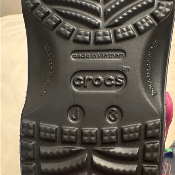 As good as NEW! CROCS Classic Disney Villains, sz J3 - Picture 9 of 12